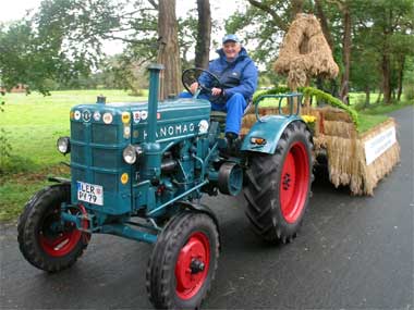 Peter de Vries zieht den Wagen des LZV mit seinem Hanomag Bj. 1951