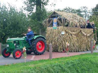 Wilfried Prahm zieht den Wagen von "DieMaiskolben" mit seinem Deutz Bj.1964