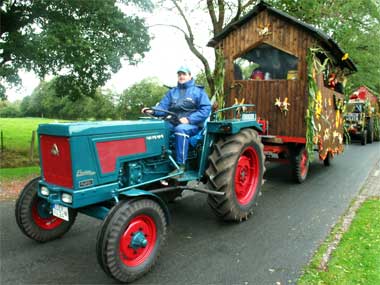 Hans-Jrgen Winterbur zieht den Wagen der "DeSpritkoppen" mit seinem Hanomag Bj. 1965