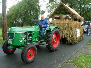 Jan Jansen zieht den Wagen der  "CliqueHillebrand" mit einem Deutz Bj.1963