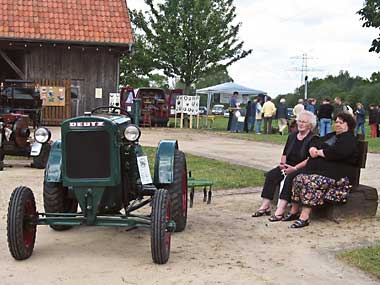 Dieser Trecker war wahrscheinlich bei der Geburt der beiden Damen schon auf der Welt