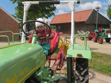 Jana Korporal steuert einen Bautz mit Kartoffel-Schleuderroder