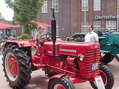 Ein junger Treckerfahrer
